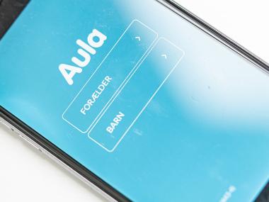 foto af mobiltelefon med AULA app